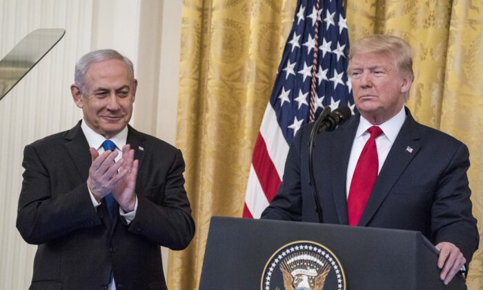 Tổng thống Donald Trump và Thủ tướng Israel Benjamin Netanyahu tham gia tuyên bố chung tại Phòng phía Đông của Tòa Bạch Ốc vào ngày 28/01/2020. (Ảnh: Sarah Silbiger/Getty Images)