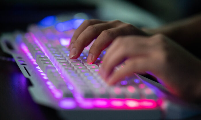 Một tin tặc Trung Quốc ẩn danh đang sử dụng máy điện toán của mình tại văn phòng của họ ở thành phố Đông Hoản, tỉnh Quảng Đông, miền nam Trung Quốc, vào ngày 04/08/2020. (Ảnh: Nicolas Asfouri/AFP qua Getty Images)