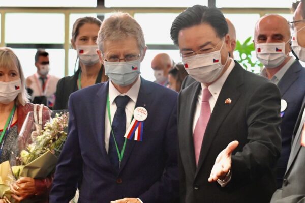 Chủ tịch Thượng viện Czech Milos Vystrcil (bên trái) được Ngoại trưởng Đài Loan Ngô Chiêu Nhiếp (bên phải) chào đón khi ông đến Phi trường Quốc tế Đào Viên Đài Loan vào ngày 30/08/2020. (Ảnh: Sam Yeh/AFP qua Getty Images)