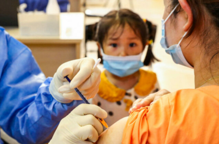 Trung Quốc: Những người gặp biến cố bất lợi sau khi chích vaccine yêu cầu được bảo vệ tại kỳ họp lưỡng hội