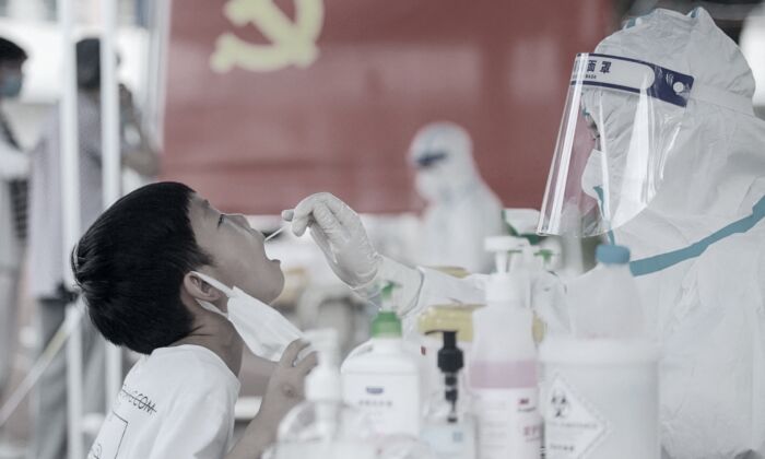 Một đứa trẻ được xét nghiệm acid nucleic để tìm virus corona COVID-19, còn được gọi là virus Trung Cộng, ở Dương Châu, tỉnh Giang Tô phía đông Trung Quốc vào ngày 05/08/2021. (Ảnh: STR/AFP qua Getty Images)