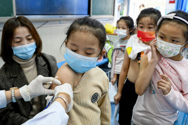 Một em bé được chích COVID-19 tại một trường học ở Hàm Đan, tỉnh Hà Bắc, Trung Quốc, vào ngày 27/10/2021, sau khi thành phố bắt đầu chiến dịch chích ngừa cho trẻ em từ 3 đến 11 tuổi. (Ảnh: -/AFP qua Getty Images)