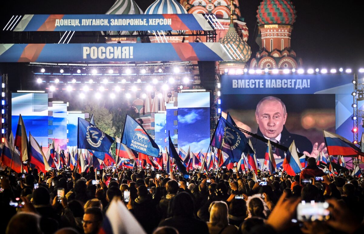 Tổng thống Nga Vladimir Putin được nhìn thấy trên một màn hình tại Quảng trường Đỏ khi ông đọc diễn văn tại cuộc mít tinh đánh dấu sự sáp nhập bốn vùng của Ukraine, ở trung tâm Moscow vào ngày 30/09/2022. (Ảnh: Alexander Nemenov/AFP qua Getty Images)