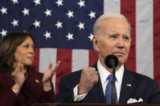 Phó Tổng thống Kamala Harris vỗ tay khi Tổng thống Joe Biden đọc Thông điệp Liên bang tại Phòng họp Hạ viện của Quốc hội Hoa Kỳ hôm 07/02/2023. (Ảnh: Jacquelyn Martin/POOL/AFP qua Getty Images)