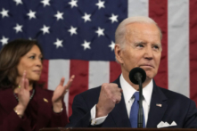 Phó Tổng thống Kamala Harris vỗ tay khi Tổng thống Joe Biden đọc Thông điệp Liên bang tại Phòng họp Hạ viện của Quốc hội Hoa Kỳ hôm 07/02/2023. (Ảnh: Jacquelyn Martin/POOL/AFP qua Getty Images)