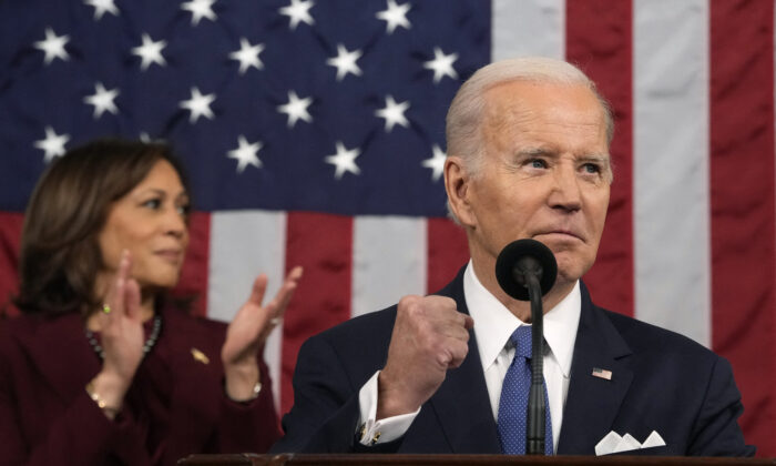 Phó Tổng thống Kamala Harris vỗ tay khi Tổng thống Joe Biden đọc Thông điệp Liên bang tại Phòng họp Hạ viện của Quốc hội Hoa Kỳ hôm 07/02/2023. (Ảnh: Jacquelyn Martin/POOL/AFP qua Getty Images)
