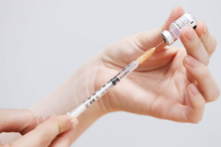 Một nhân viên chăm sóc sức khỏe đang chuẩn bị mũi chích vaccine Pfizer-BioNTech ở Sydney, Australia, ngày 01/07/2021. (Ảnh: Lisa Maree Williams/Getty Images)