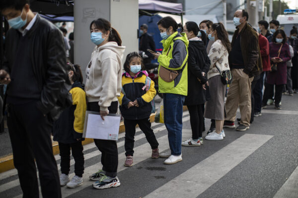 Người dân đeo khẩu trang xếp hàng chích ngừa vaccine COVID-19 tại một địa điểm chích ngừa ở Vũ Hán, tỉnh Hồ Bắc, Trung Quốc, hôm 18/11/2021. (Ảnh: Getty Images)