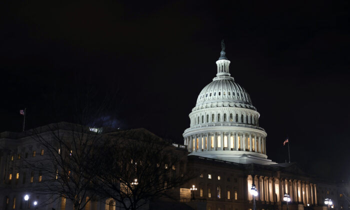 Khung cảnh Tòa nhà Quốc hội Hoa Kỳ vào ban đêm khi Hạ viện tiếp tục làm việc để bầu ra Chủ tịch mới cho Quốc hội nhiệm kỳ 118, vào ngày 06/01/2023. (Ảnh: Tasos Katopodis/Getty Images)