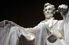 Bức tượng Tổng thống thứ 16 của Hoa Kỳ, Abraham Lincoln, bên trong Đài tưởng niệm Lincoln ở Hoa Thịnh Đốn vào ngày 12/02/2009. (Ảnh: Karen Bleier/AFP qua Getty Images)