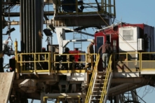 Công nhân đứng trên giàn khoan fracking (bẻ gãy thủy lực) ở mỏ dầu Permian Basin ở Midland, Texas, vào ngày 21/01/2016. (Ảnh: Spencer Platt/Getty Images)