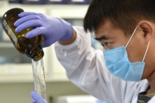 Một kỹ thuật viên làm việc tại phòng thí nghiệm DNA ở Bắc Kinh, vào ngày 22/08/2018. (Ảnh: Greg Baker/AFP/Getty Images)