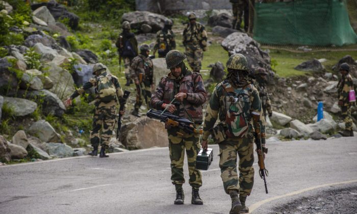 PHÂN TÍCH CHUYÊN SÂU: Việc Ấn Độ khai triển 10,000 quân trên khu vực biên giới giáp Tây Tạng là tín hiệu gia tăng căng thẳng với Trung Quốc