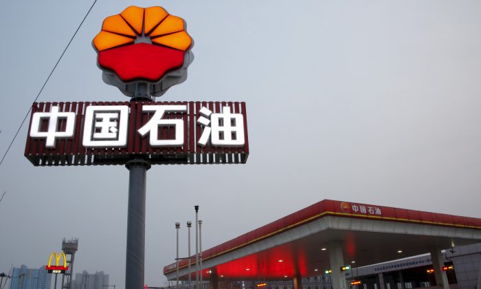 Một trạm xăng của công ty dầu khí nhà nước PetroChina ở Bắc Kinh hôm 21/03/2016. (Ảnh: Kim Kyung-Hoon/Reuters)