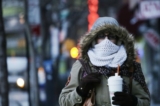 Một người phụ nữ mang thức uống đựng trong ly xốp nhựa ở Thành phố New York vào thứ Năm, ngày 08/01/2015. Ly, đĩa, khay và bao bì đựng đậu phộng bằng xốp sẽ bị cấm ở Thành phố New York bắt đầu từ tháng Bảy. (Ảnh AP/Mark Lennihan)