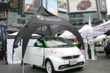 Chiếc xe điện thông minh hai chỗ ngồi được mở ra để xem trong sự kiện Ngày xe điện Plug'n Drive, nơi du khách có thể lái thử và tìm hiểu mọi thứ về xe điện, tại Quảng trường Yonge-Dundas ở trung tâm thành phố Toronto. (Ảnh: Kristina Skorbach/The Epoch Times)