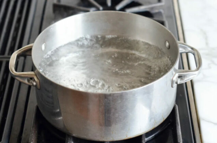 Nghiên cứu: Đun sôi nước máy loại bỏ tới 90% hạt vi nhựa