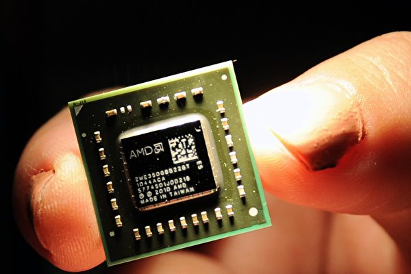 Một tấm vi mạch có kích thước bằng đồng xu, được sử dụng trong các bộ xử lý trung tâm và bộ xử lý đồ họa do công ty Advanced Micro Devices (AMD) có trụ sở tại Hoa Kỳ phát triển, được trưng bày trong cuộc họp báo tổ chức tại Đài Bắc, Đài Loan, hôm 24/05/2011. (Ảnh: Sam Yeh/AFP qua Getty Images)