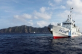 Tàu Tuần Duyên Nhật Bản PS206 Houou di chuyển trước đảo Uotsuri, một trong những hòn đảo tranh chấp, được gọi là Senkaku ở Nhật Bản và Điếu Ngư ở Trung Quốc, ở Biển Hoa Đông, vào ngày 18/08/2013. (Ảnh: Ruairidh Villar/Reuters)