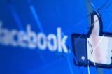 Biểu tượng mạng xã hội Facebook trên một chiếc điện thoại di động bị vỡ màn hình vào ngày 16/05/2018. (Ảnh: Joel Saget/AFP qua Getty Images)