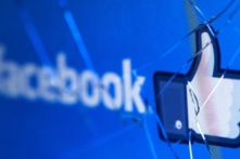Biểu tượng mạng xã hội Facebook trên một chiếc điện thoại di động bị vỡ màn hình vào ngày 16/05/2018. (Ảnh: Joel Saget/AFP qua Getty Images)