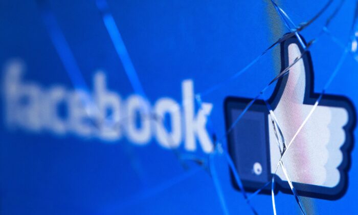 Biểu tượng mạng xã hội Facebook trên một chiếc điện thoại di động bị vỡ màn hình vào ngày 16/05/2018. (Ảnh: Joel Saget/AFP qua Getty Images)