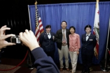 Những công dân Hoa Kỳ mới nhập tịch chụp ảnh với các thành viên của đội cận vệ da màu Junior ROTC của Lực lượng Không quân Hoa Kỳ sau khi tuyên thệ trở thành công dân Hoa Kỳ, trong buổi lễ nhập tịch ở San Francisco, vào ngày 23/05/2006. (Ảnh: Justin Sullivan/Getty Images)