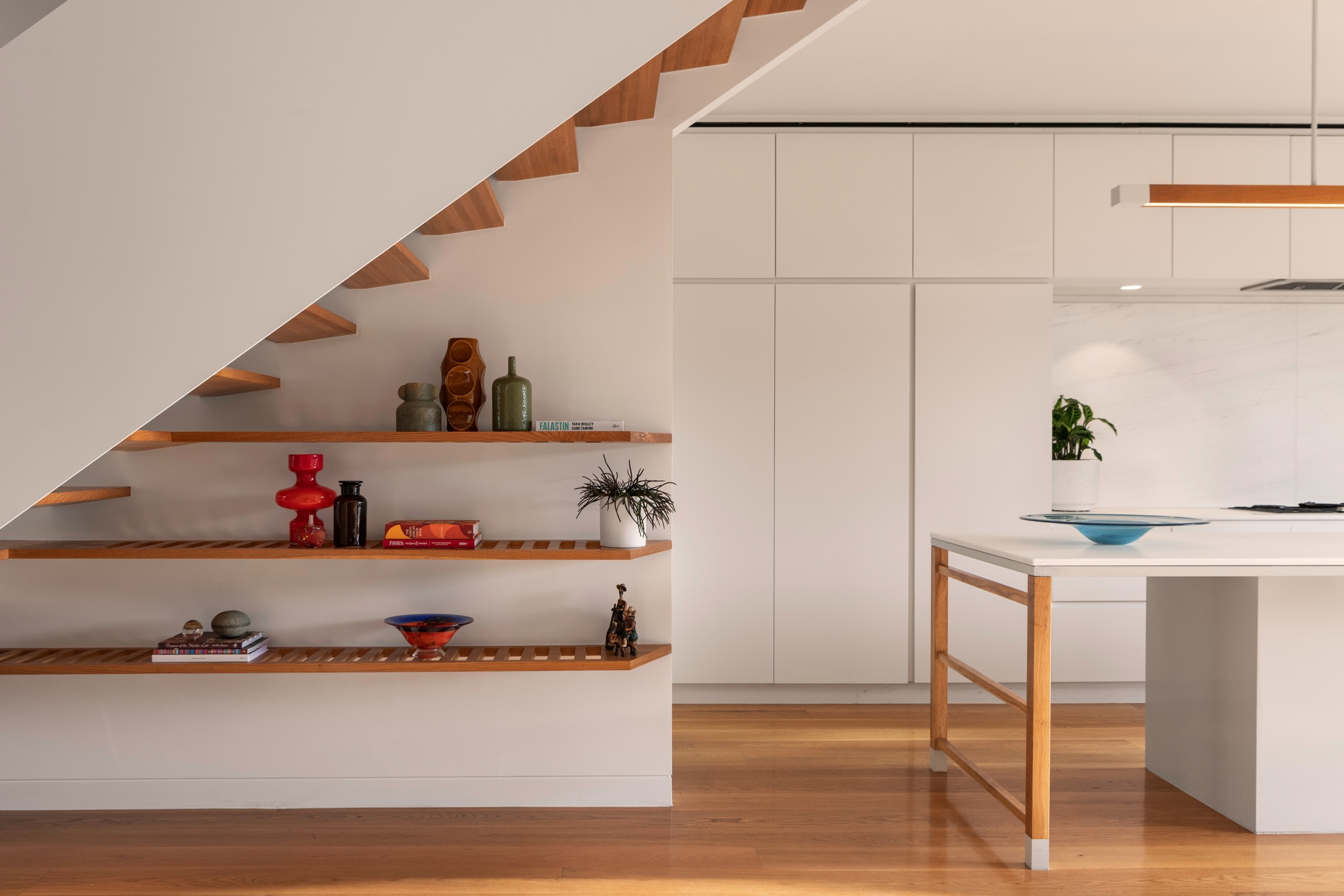 Thiết kế một không gian trưng bày nghệ thuật dưới gầm cầu thang để tăng thêm phong vị cho ngôi nhà của bạn. (Ảnh: Shutterstock)