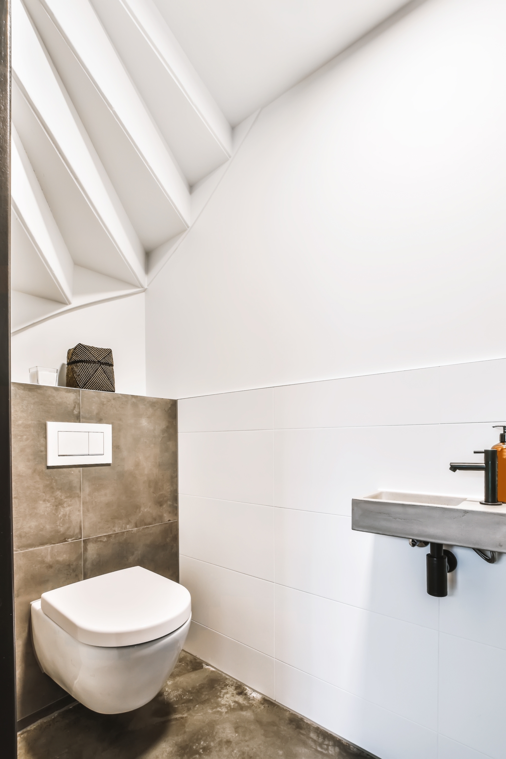 Bố trí nhà vệ sinh dành cho khách dưới gầm cầu thang để tiện cho khách ‘giải tỏa’. (Ảnh: Shutterstock)