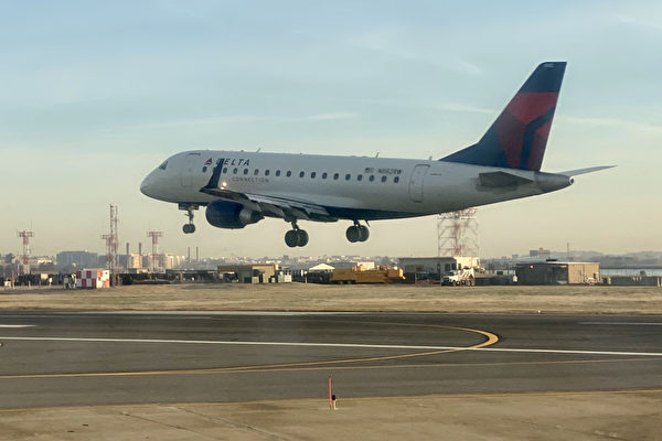 Chuyên gia du lịch nói, không nên vỗ tay khi phi cơ hạ cánh. Ảnh chụp phi cơ của hãng Delta Airlines hạ cánh xuống phi trường ở thủ đô Hoa Thịnh Đốn vào ngày 08/12/2019. (Ảnh: Phi trường Quốc gia Ronald Reagan Washington)