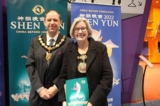 Thị trưởng nghi lễ thành phố Salford Gina Reynolds cùng phu quân thưởng thức buổi diễn thứ tư trong năm nay của Đoàn Nghệ thuật Biểu diễn Shen Yun Kỷ Nguyên Mới tại Trung tâm Nghệ thuật The Lowry Salford ở Anh Quốc, tối hôm 23/02. (Ảnh: Mạch Lôi/Epoch Times)