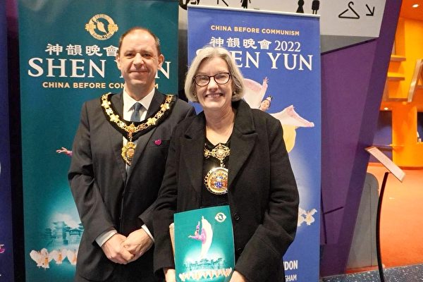 Thị trưởng nghi lễ thành phố Salford Gina Reynolds cùng phu quân thưởng thức buổi diễn thứ tư trong năm nay của Đoàn Nghệ thuật Biểu diễn Shen Yun Kỷ Nguyên Mới tại Trung tâm Nghệ thuật The Lowry Salford ở Anh Quốc, tối hôm 23/02. (Ảnh: Mạch Lôi/Epoch Times)