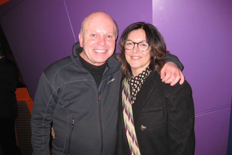 Bà Angela Zuraw (phải) cùng ông Dave Dyson thưởng thức buổi diễn thứ tư của Đoàn Nghệ thuật Biểu diễn Shen Yun Kỷ Nguyên Mới tại Trung tâm Nghệ thuật The Lowry Salford, Anh Quốc tối hôm 23/02/2024. (Ảnh: Tiêu Y Quân/Epoch Times)
