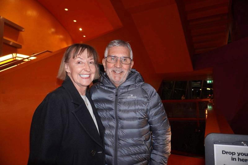 Bà Karen Marlor và phu quân Stan Marlor thưởng lãm buổi diễn thứ tư trong năm nay của Đoàn Nghệ thuật Biểu diễn Shen Yun Kỷ Nguyên Mới tại Trung tâm Nghệ thuật The Lowry Salford, Anh Quốc tối hôm 23/02. (Ảnh: Mạch Lôi/Epoch Times)
