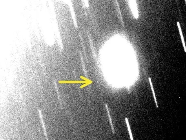 Vệ tinh mới được phát hiện của Sao Thiên Vương S/2023 U1 (đốm tròn nhỏ ở đầu mũi tên). (Ảnh: Scott Sheppard/Viện Khoa học Carnegie)
