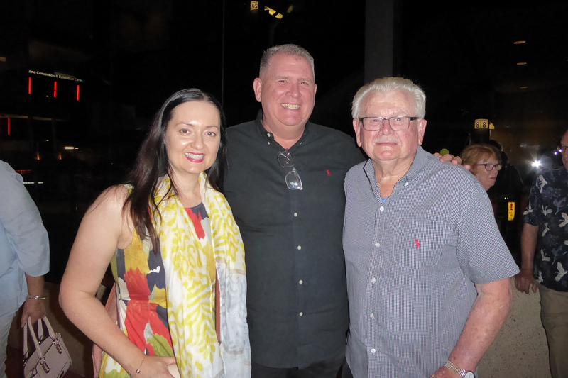 Ông Scott Hughes (giữa), Giám đốc điều hành của một công ty bảo hiểm ở Úc, cùng phu nhân Teresa Brown và cha của mình, ông Tom thưởng thức buổi biểu diễn thứ ba tại địa phương của Đoàn Nghệ thuật Biểu diễn Shen Yun New York tại Phòng hòa nhạc của Trung tâm Nghệ thuật Biểu diễn Queensland (QPAC) ở Brisbane tối 27/02/2024. (Ảnh: Sử Địch/Epoch Times)