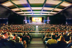 Buổi diễn đầu tiên của Shen Yun tại Frankfurt kín rạp: ‘Chúng tôi tin Đấng Sáng Thế Chủ’