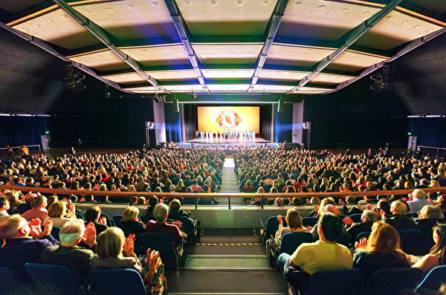 Buổi diễn đầu tiên của Shen Yun tại Frankfurt kín rạp: ‘Chúng tôi tin Đấng Sáng Thế Chủ’