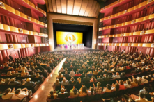 Đoàn Nghệ thuật Biểu diễn Shen Yun Toàn Cầu biểu diễn buổi cuối cùng của mùa diễn năm 2023 tại Nhà hát David H. Koch ở Trung tâm Lincoln, thành phố New York hôm 16/04/2023, buổi diễn kín rạp, thêm ghế, [và] kết thúc viên mãn. (Ảnh: Đái Binh/Epoch Times)