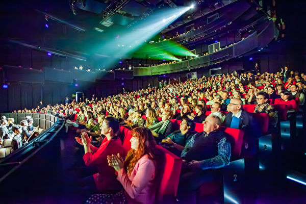 Cả hai suất diễn chiều và tối hôm 09/03 của Đoàn Nghệ thuật Biểu diễn Shen Yun Thế Giới tại Nhà hát thuộc Trung tâm Hội nghị Văn hóa Lublin [The Centre for the Meeting of Cultures - Opera Hall], Ba Lan đều kín rạp. (Ảnh: Hoàng Hạc/Epoch Times)