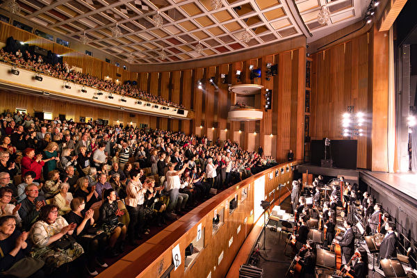 Đoàn Nghệ thuật Biểu diễn Shen Yun Toàn Cầu của Hoa Kỳ biểu diễn buổi thứ tư, cũng là buổi diễn cuối cùng trong năm nay ở địa phương tại Nhà hát Oper Leipzig, Đức quốc chiều hôm 10/03/2024. Khi kết thúc, các nghệ sỹ biểu diễn Shen Yun chào hạ màn ba lần, rất nhiều khán giả đứng lên vỗ tay. (Ảnh: Matthias Kehrein/Epoch Times)