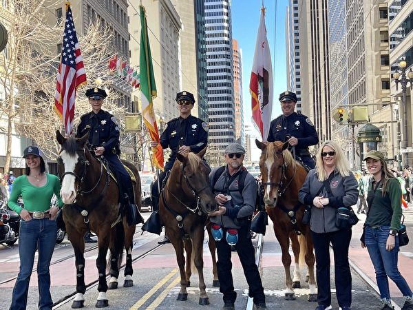 Cuộc diễn hành Ngày Thánh Patrick ở San Francisco năm 2024, Cảnh sát Kỵ sĩ đi đầu trong các đoàn tham gia. (Ảnh: Li Qinyi/The Epoch Times)