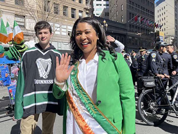 Thị trưởng San Francisco London Breed vẫy tay chào trong một cuộc phỏng vấn. (Ảnh: Li Qinyi/The Epoch Times)