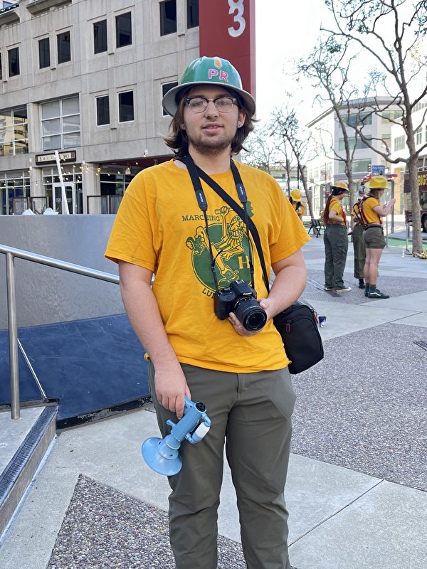 Thành viên ban nhạc học sinh Colin Raczkowski. (Ảnh: Li Qinyi/The Epoch Times)