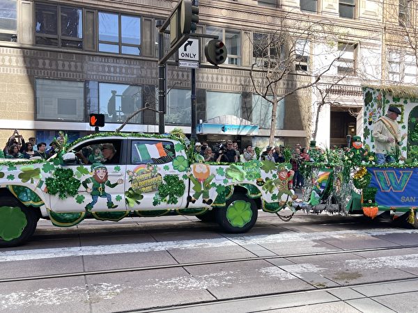 Cuộc diễn hành Ngày Thánh Patrick ở San Francisco năm 2024, một chiếc xe hoa mang theo không khí lễ hội hùng tráng. (Ảnh: Li Qinyi/The Epoch Times)