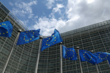 Cờ Liên minh  u Châu tung bay bên ngoài trụ sở Ủy ban  u Châu tại Brussels vào hôm 05/06/2020. (Ảnh: Yves Herman/Reuters)