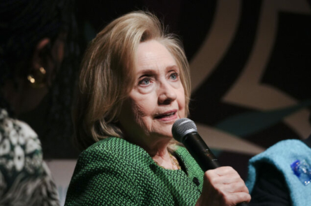 Bà Hillary Clinton khuyên cử tri bỏ qua vấn đề tuổi tác và bỏ phiếu cho ông Biden để ‘cứu vãn’ nền dân chủ