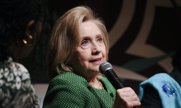 Cựu Ngoại trưởng Hoa Kỳ Hillary Clinton diễn thuyết trong một buổi hội thảo tại Lễ hội Tiếng nói Quan trọng Toàn cầu ở Hoa Thịnh Đốn vào ngày 05/05/2023. (Ảnh: Madalina Vasiliu/The Epoch Times)