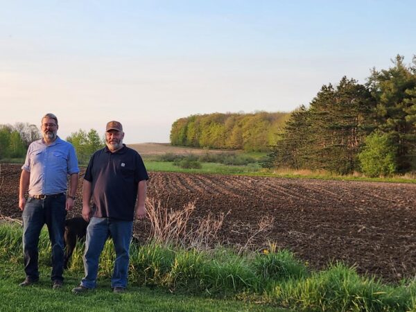 Ông Martin Machtan và ông Tom Wilcox tại một trang trại ở Wisconsin không có tuabin gió, năm 2023. (Ảnh: Được đăng dưới sự cho phép của Tom Wilcox)