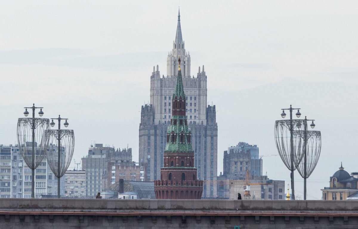 Trụ sở Bộ Ngoại giao Nga bên cạnh một trong những tòa tháp của Điện Kremlin ở Moscow vào ngày 15/03/2023. (Ảnh: Maxim Shemetov/Reuters)